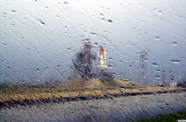 Regn kan ställa til det på lördag. Fotot är taget inför STS-111s uppskjutning.