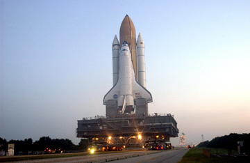 Atlantis på väg mot sitt senaste uppdrag (STS-112) år 2002.