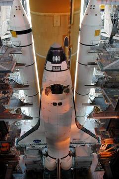 Discovery i VAB inför uppskjutningen av STS-114 förra sommaren.