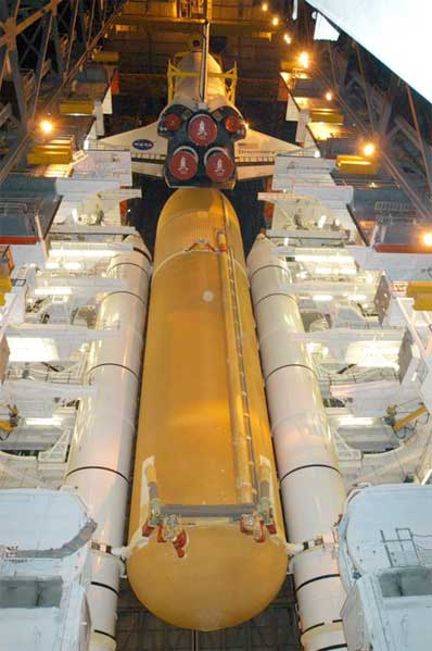 Discoverys bränsletank under STS-114.