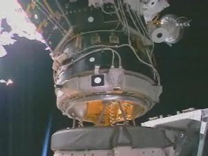 Atlantis dockar med ISS.