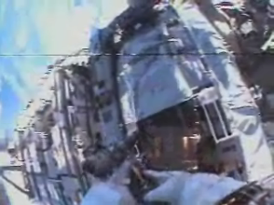 Astronauterna arbetar med att ta bort en av bultarna.