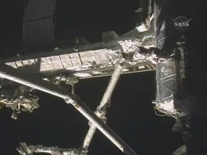 I bakgrunden syns P3/P4 och i förgrunden ISS och stationens robotarmar.