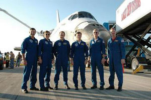 Besättningen samlad framför Atlantis efter landningen.