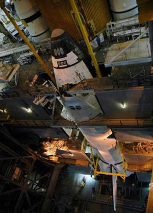Atlantis håller på att monteras i VAB.
