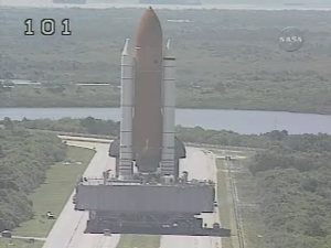 Atlantis påväg tillbaka till VAB.