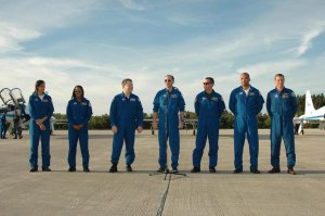 Bes&auml;ttningen har anl&auml;nt till Kennedy Space Center. Fr&aring;n v&auml;nster Sunita Williams, Joan Higginbotham, Nicholas Patrick, Mark Polansky, William Oefelein, Robert Curbeam och Christer Fuglesang