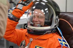 Christer Fuglesang i den rymddr&auml;kt han kommer ha under start och landning.