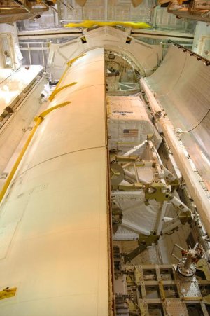 Discoverys ena lastlucka &auml;r st&auml;ngd. Den vita modulen med USAs flagga p&aring; &auml;r SPACEHAB.