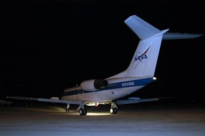 Befälhavare Mark Polansky på väg att taxa ut med ett av NASAs träningsplan för att träna inför Discoverys nattlandning.