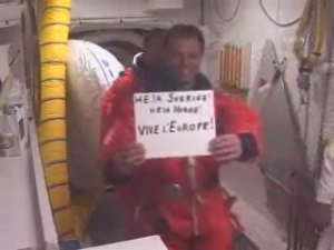 "Heja Sverige! Heja Norge! Heja Europa!" Fuglesangs hälsning innan han går ombord på Discovery.