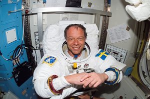 En glad Fuglesang inf&ouml;r den f&ouml;rsta rymdpromenaden.