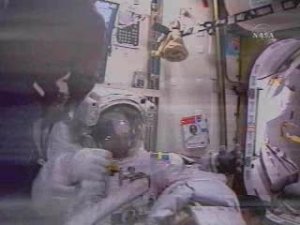 Fuglesang f&ouml;rberedds inf&ouml;r dagens rymdpromenad.