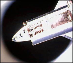 Micro-Electromechanical System-Based (MEMS) PICOSAT Inspector (MEPSI) fotograferar Discovery strax efter utskjutningen.