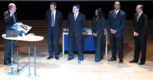 Bes&auml;ttningen fick bland annat ta emot kepsar med SUs emblem p&aring;.