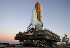 Under torsdagen den 9 november genomf&ouml;rde Discovery den 7 kilometer l&aring;nga resan fr&aring;n monteringshallen till startplattan.