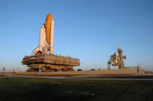 Under torsdagen den 9 november genomf&ouml;rde Discovery den 7 kilometer l&aring;nga resan fr&aring;n monteringshallen till startplattan.