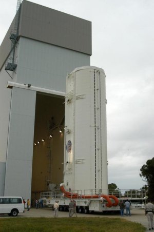 P5 och SpaceHab, som skall f&ouml;lja med Discovery upp, f&ouml;rberedds inf&ouml;r utrullningen till startplattan. De tv&aring; modulerna finns inne i den cylinderformiga specialvagnen.