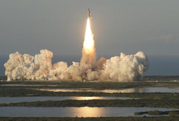 Atlantis lyfter p ett av sina uppdrag (STS-117 juni 2007)