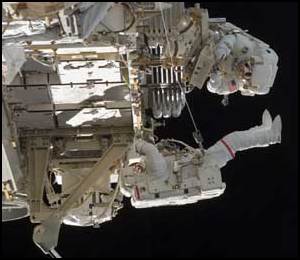 Här syns Reilly (botten) och Olivas under den första rymdpromenaden. 