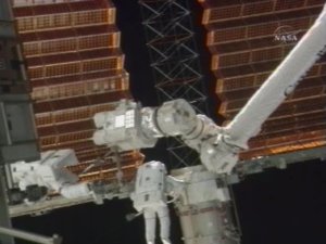 Forrester suns h&auml;r l&auml;ngst ut p&aring; robotarmen och Swanson i mitten.