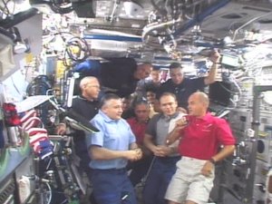 De tv� bes�ttningarna samlade i Denstinymodulen strax innan avsked.