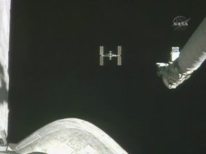 ISS p ett avstnd av ungefr 75 kilometer