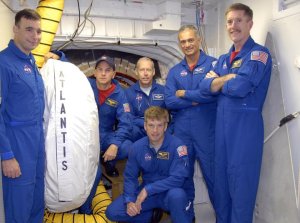 Besättningen framför ingången till Atlantis. Från vänster Lee Archambault, Rick Sturckow, Patrick Forrester, Danny Olivas, James Reilly samt Steven Swanson stående på knä.