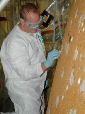 En tekniker arbetar med att slipa toppen av br&auml;nsletanken.