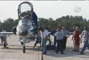 Delar av bes&auml;ttningen h&auml;lsas v&auml;lkomna till Kennedy Space Center. 