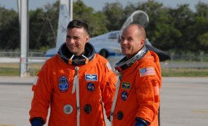 Pilot Lee Archambault och bef&auml;lhavare Frederick Sturckow efter att de genomf&ouml;rt landnings&ouml;vningar under tisdagen.