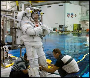 Steven R. Swanson i fullf&auml;rd med att tr&auml;na inf&ouml;r en av rymdpromenaderna.