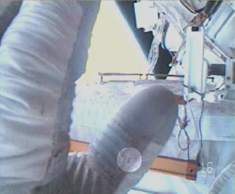 Richard Mastracchio visar upp den skada hans fick under STS-118s tredje rymdpromenad.