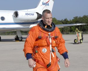 Pilot Charlie Hobaugh samt det plan som han under helgen har tränat landningsinflygningar med.
