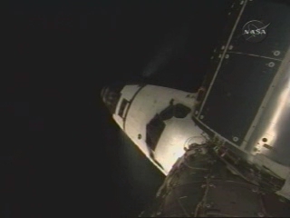 Discovery anvnder sina styrraketer fr att justera inflygningsbanan strax innan dockning.