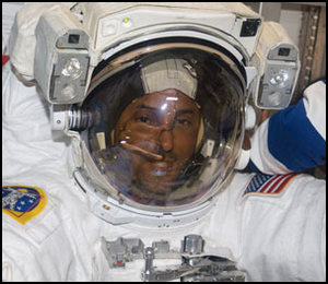 Joseph Acaba tillbaka i luftslussen efter avslutad rymdpromenad.
