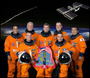 Bes�ttningen fr�n h�ger (fr�mre raden) Lee Archambault, bef�lhavre, och Tony Antonelli, pilot. Fr�n h�ger (bakre raden) Joseph Acaba, John Phillips, Steve Swanson, Richard Arnold och Koichi Wakata,