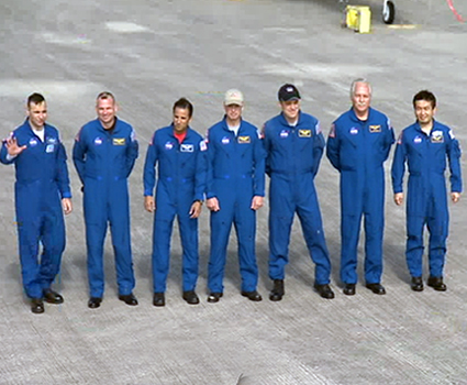 Discoverys besttningen efter ankomsten till Kennedy Space Center.