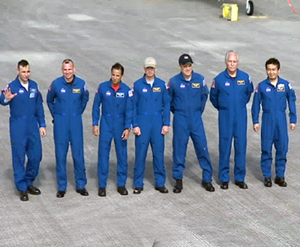 Discoverys besättningen efter ankomsten till Kennedy Space Center.