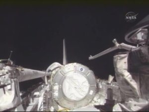 Harmonimodulen och robotarmen syns h�r i Discoverys lastutrymme.