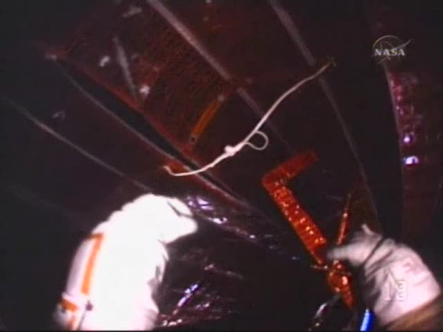 Här syns Parazynski arbeta med en av de låsband som sättes fast på solpanelen.