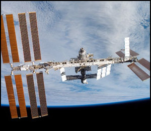 ISS fotograferad frn Discovery strax efter utdockningen i mndags.