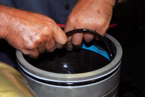 En tekniker arbetar med den nya hydrolikpackningen.