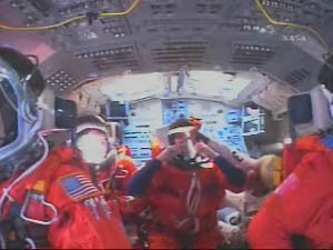 Alla sju astronauter är ombord.