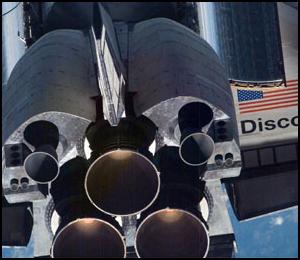 Discoverys huvudmotorer fotograferade från ISS.