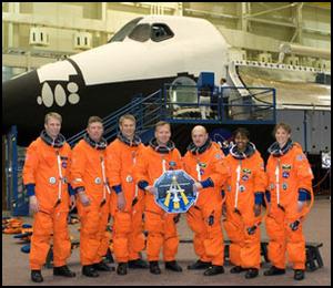 Besättningen på STS-121. Från vänster: Thomas Reiter, Michael E. Fossum, Piers J. Sellers, Steven W. Lindsey, Mark E. Kelly, Stephanie D. Wilson och Lisa M. Nowak.