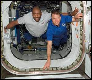Leland Melvin (vänster) och Stanley Love ombord på ISS för första gången.