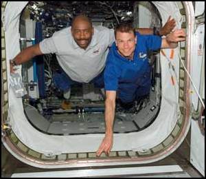 Leland Melvin (vnster) och Stanley Love ombord p ISS fr frsta gngen.