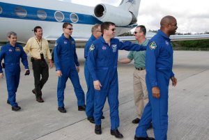 Besättningen anländer till Kennedy Space Center.