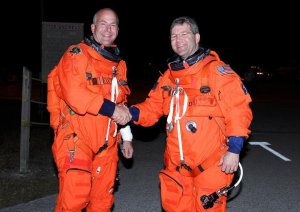 Pilot Alan Poindexter (vnster) och beflhavare Steve Frick syns hr efter att de trnat landningar med NASAs specialbyggda Gulf Stream II.